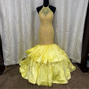 Sherri Hill Nude Halter Lace Mermaid Gown Size 0 Formal Prom Dress Evening Wear